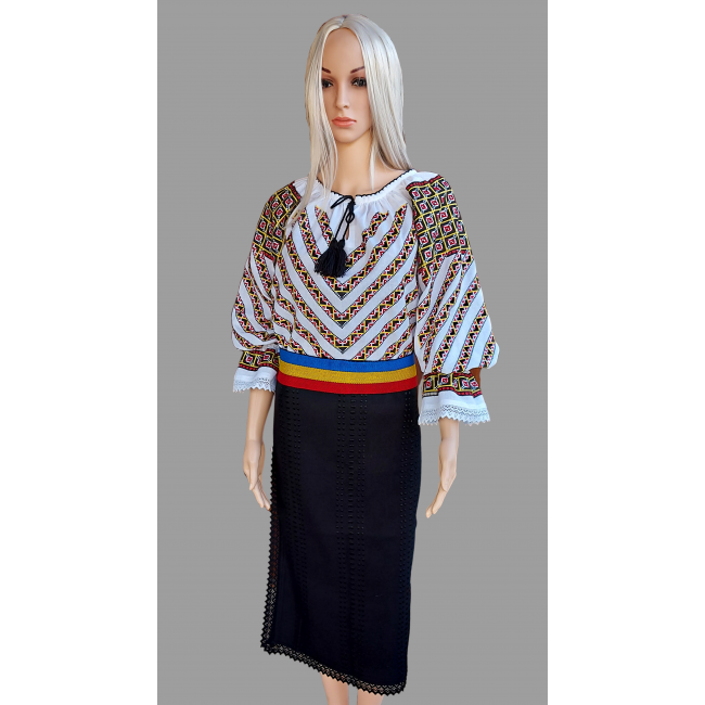 Costum traditional femeie COD 2077